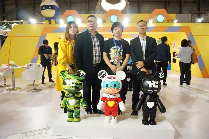 巨型旅行青蛙，惊艳降临魔都